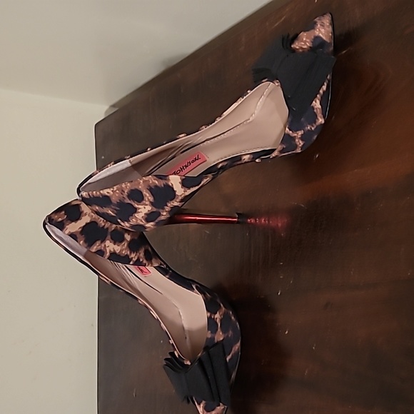 Betsey Johnson Stilettos, Animal Print, Metallic Heels w Bows - Picture 3 of 6